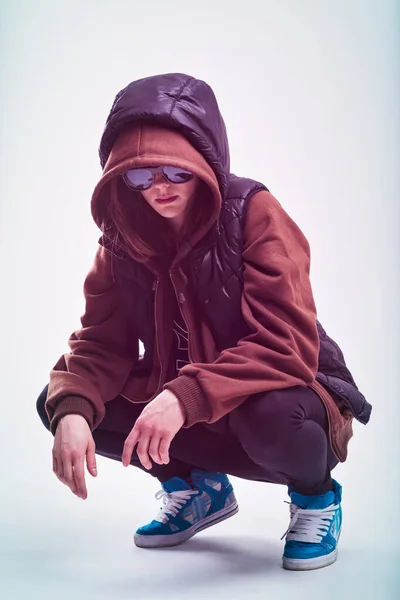 Young Woman Dressed Urban Attire Crouches Confidently Sporting Mirrored Sunglasses — Stock Photo, Image