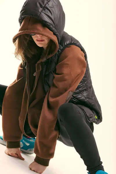 Street Style Enthusiast Strikes Pose Emphasizing Trendy Oversized Jacket Striking — Stock Photo, Image