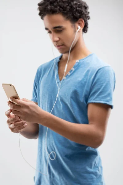 Mladý Muž Modrém Zdá Být Uchvácen Obsahem Svého Telefonu Možná — Stock fotografie