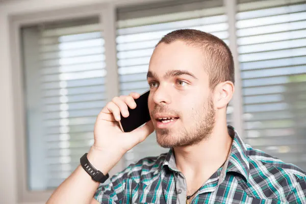 Lässig Gekleidete Junge Männer Führen Drinnen Ein Telefongespräch — Stockfoto