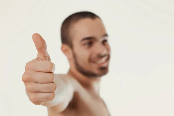 Sorrindo Homem Com Polegar Sinais Realização — Fotografia de Stock