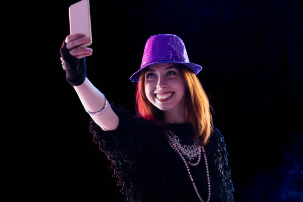Coşkulu Müzisyen Bir Selfie Için Ara Verir Gülüşü Işıltılı Elbisesi — Stok fotoğraf
