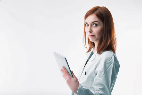 Healthcare Professional Auburn Hair Confidently Holds Tablet Symbolizing Integration Technology — Stock Photo, Image