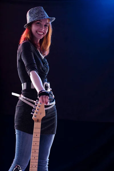 Parlak Bir Elbiseyle Süslenen Elektro Gitarist Her Notayla Mutluluk Saçar — Stok fotoğraf