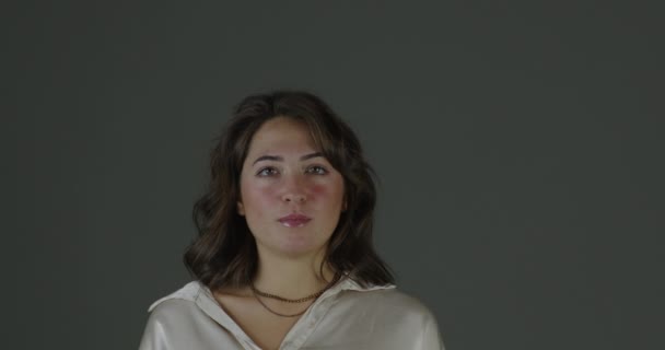 Ung Kvinna Ristar Tystnad Sedan Upplever Blandade Känslor Misstro Och — Stockvideo