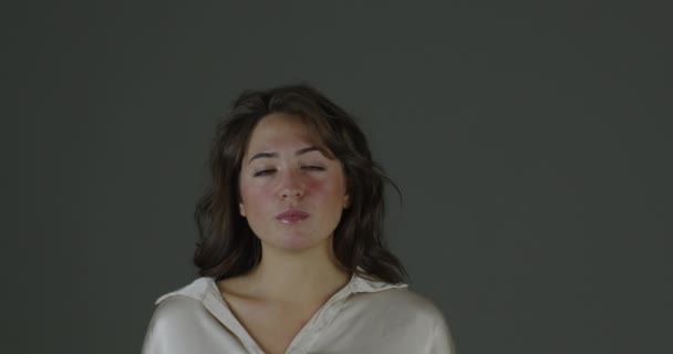Femeia Tânără Simte Emoții Puternice Durere Ură Suferință Compasiune Față — Videoclip de stoc