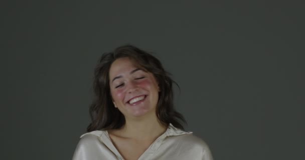 Молодая Женщина Забавно Реагирует Шутки Юмор Предлагаемые Закадровым Голосом Иногда — стоковое видео