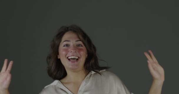 Jonge Vrouw Danst Licht Volgt Muziek Kijkt Vooruit Goed Nieuws — Stockvideo