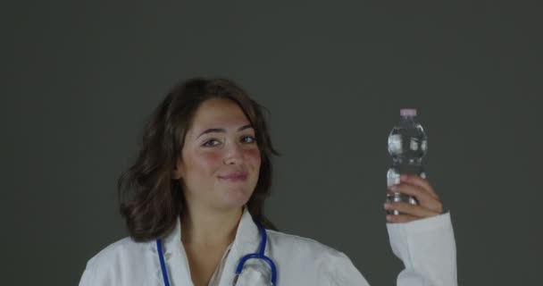 医生和营养学家建议多喝水 它对你有好处 而且我们经常忘记一些基本的行为 比如运动和良好的饮食 以及水合作用 — 图库视频影像