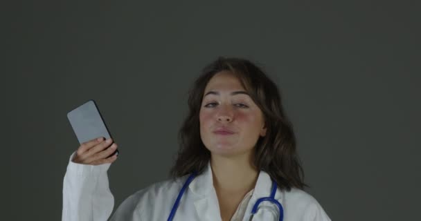 Médico Recomenda Uso Aplicativos Móveis Saúde Meio Conveniente Evitar Linhas — Vídeo de Stock