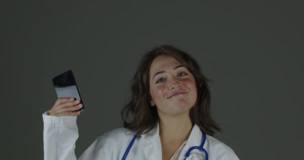 의사는 모바일 사용하는 좋습니다 라인과 대기열을 피하기위한 편리한 인터넷을 진단은 — 비디오