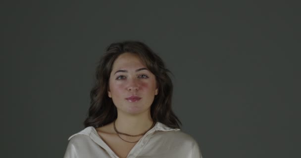 Jonge Vrouw Zwijgend Ongelovig Knikt Glimlacht Meer Meer Uiteindelijk Volledig — Stockvideo