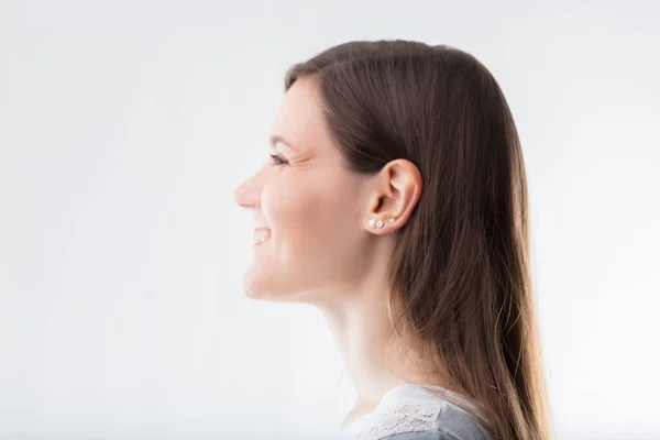 Kadının Profili Neşe Saçıyor Gülüşü Sıcaklığı Neşesi Yankılanıyor — Stok fotoğraf