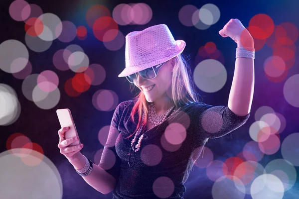 Entusiastisk Kvinna Med Telefon Firar Hennes Klädsel Och Poserar Matchande — Stockfoto