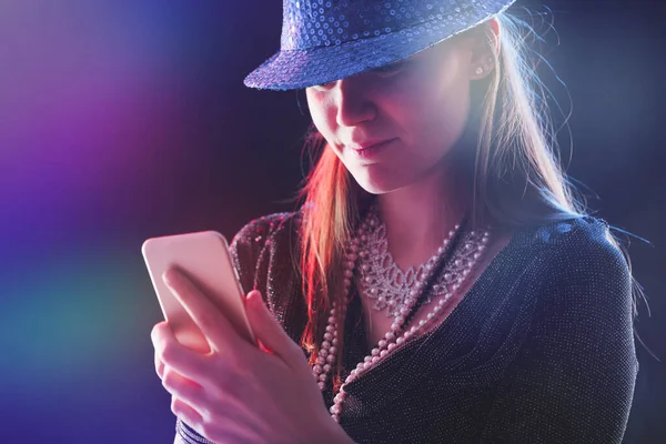 Den Vibrerande Nyanser Bakgrunden Accentuera Kvinnans Engagemang Sin Smartphone — Stockfoto