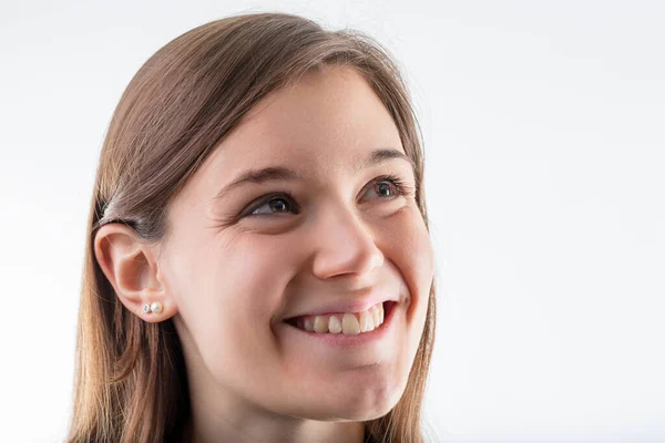 Genç Bayanın Neşeli Yüzü Parlak Gülümsemesi Onun Neşeli Ruhunu Aydınlatır — Stok fotoğraf