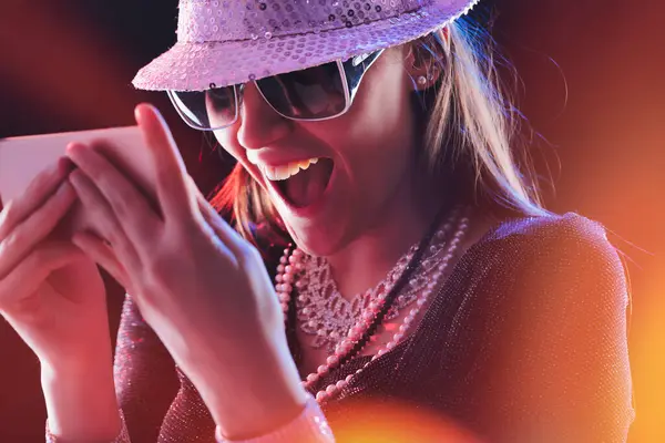 Işıl Işıl Renklere Bürünmüş Neşeli Bir Kadın Akıllı Telefonuyla Uğraşırken — Stok fotoğraf
