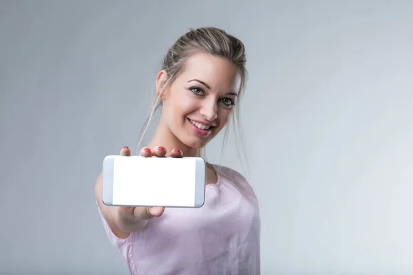 Usmívající Žena Představuje Chytrý Telefon Zvýrazňující Moderní Konektivitu — Stock fotografie