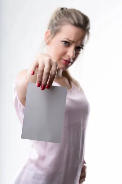 Skeptical Woman Presents Blank Card Her Expression Questioning Its Content — Stock Photo, Image