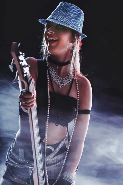 Stage Presence Embodied Woman Her Instrument Exuding Confidence — Stock Photo, Image