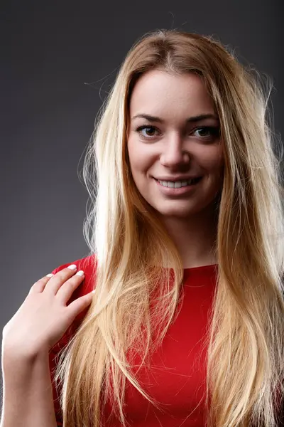 Светлоглазый Улыбающийся Женщина Излучает Позитив Своем Ярком Красном Одеянии — стоковое фото