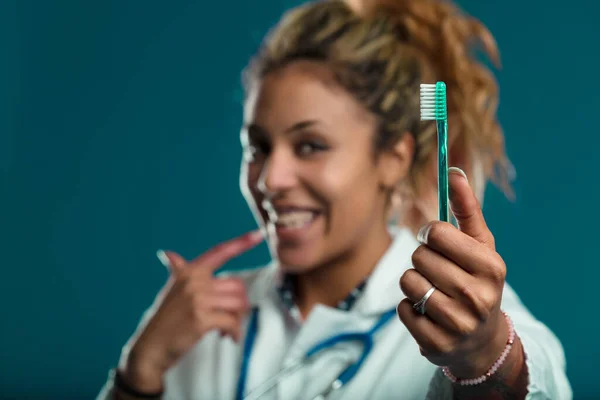 Dental Professional Playful Gesture Toothbrush Underscores Importance Oral Hygiene — Stock Photo, Image