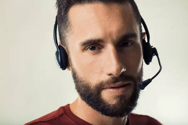 Homem Barbudo Papel Atendimento Cliente Usando Fone Ouvido Comunicação — Fotografia de Stock