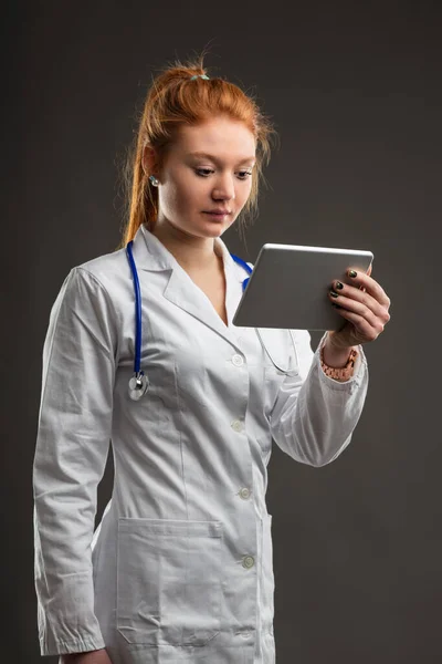 Profesional Médico Consulta Dispositivo Digital Cabello Rojo Que Refleja Una — Foto de Stock