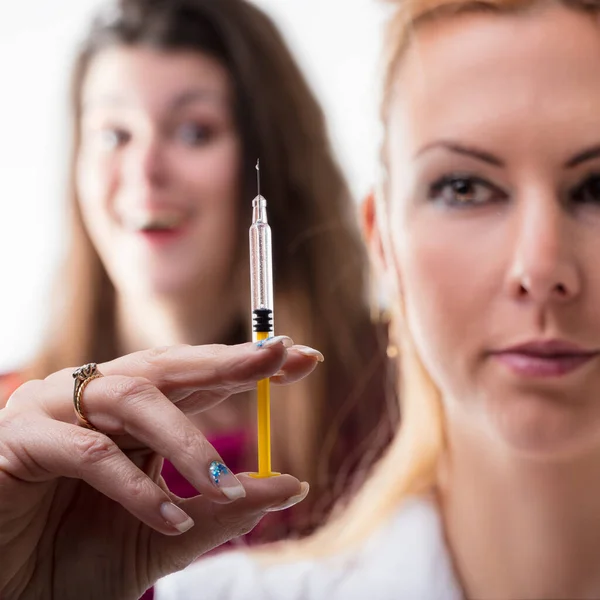 Syringe Examination Healthcare Worker Observed Apprehensive Individual — Stock Photo, Image