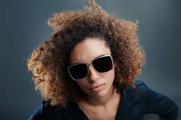 Woman Sunglasses Exudes Cool Confidence Her Wild Curls Adding Her — Stock Photo, Image