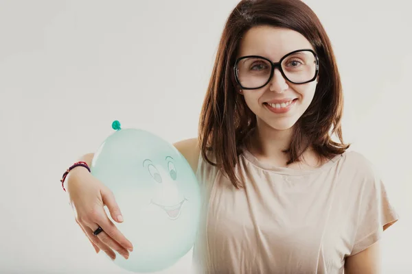 Happy Balloon Complements Joyful Expression Bespectacled Young Woman — Stock Photo, Image