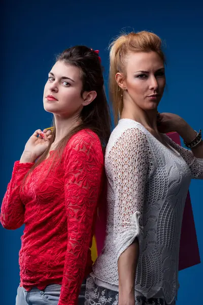 Эксперт Стилю Экономике Две Молодые Женщины Ставят Сомнение Традиционные Методы — стоковое фото