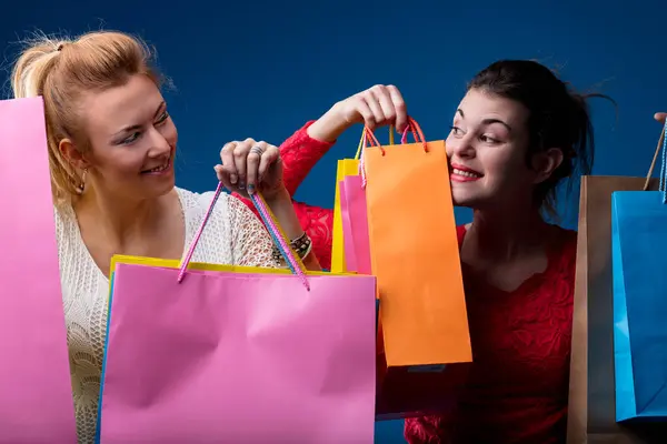 Two Friends Exchange Glance Collection Vibrant Shopping Bags — Stock Photo, Image