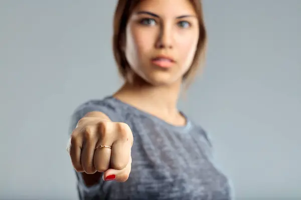 女性の焦点を当てた表現と前方の拳はエンパワーメントのメッセージを伝えます クレンジング 彼女の — ストック写真