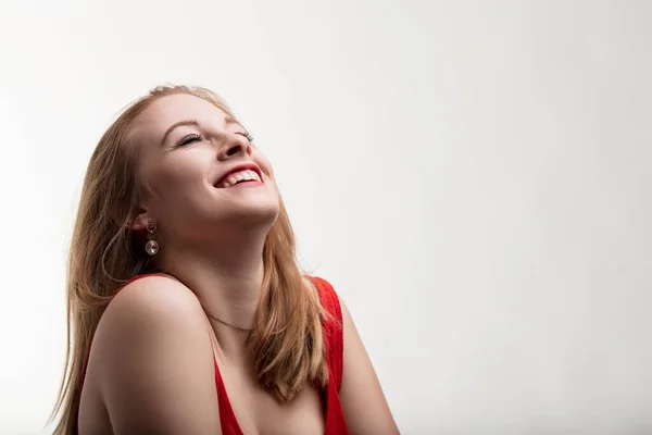 Mulher Vermelho Olhando Para Cima Com Uma Expressão Otimista Leve — Fotografia de Stock