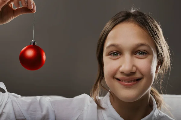 Innocence Happiness Holiday Spirit Captured Girl Expression She Presents Bauble — Stock Photo, Image