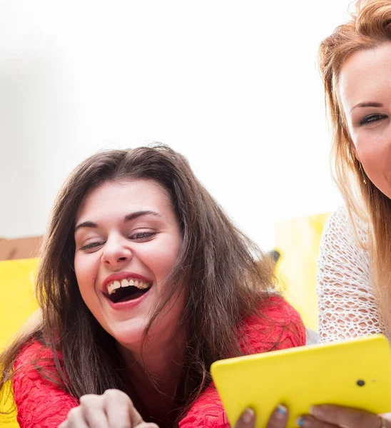 Warm Candid Laughter Erupts Friends Delightful Digital Experience — Stock Photo, Image