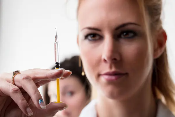 Detailed Preparation Medical Injection Causing Distress Onlooking Person — Stock Photo, Image