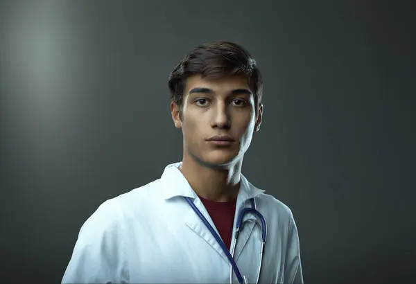 Mladý Muž Bílém Laboratorním Plášti Stetoskopem Zobrazuje Svěží Tvář Moderní — Stock fotografie