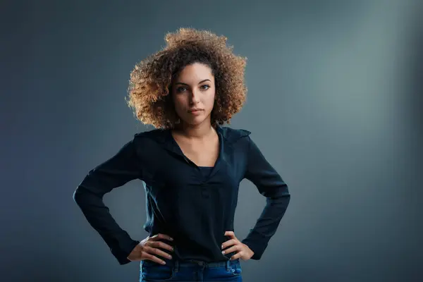 Curly Haired Young Woman Casual Wear Holds Stance Empowerment Soft — Stock Photo, Image