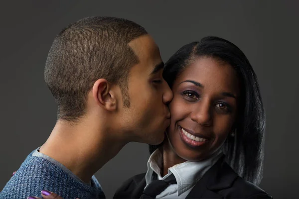 Junger Mann Küsst Eine Frau Auf Die Wange Ihr Gesichtsausdruck — Stockfoto