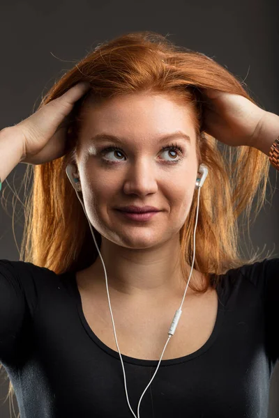 Rothaarige Musikliebhaberin Erlebt Eine Tiefe Verbindung Ihrer Playlist Ihre Kopfhörer — Stockfoto