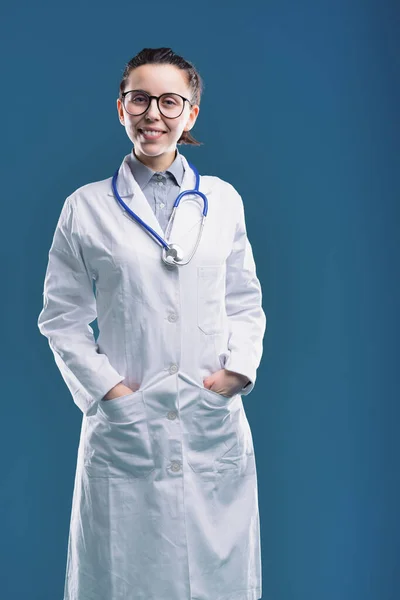 Die Ärztin Steht Selbstbewusst Ihr Stethoskop Und Ihr Weißer Mantel — Stockfoto