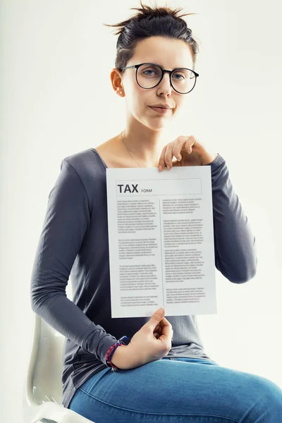 Споглядальним Поглядом Вона Переглядає Свої Податкові Документи Підкреслюючи Важливість Точності — стокове фото