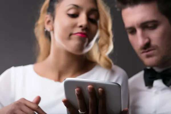 Mulher Negra Absorvida Homem Tablet Digital Observa Secretamente Sulco Preocupação — Fotografia de Stock