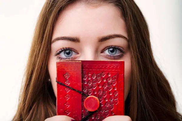 Clutching Diary Her Eyes Rimmed Intrigue Invite Onlookers Ponder Thoughts — Stock Photo, Image