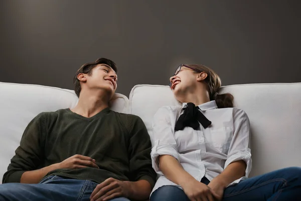 Shared Laughter Young Man Woman Lounging Sofa Captures Moment Genuine — Stock Photo, Image