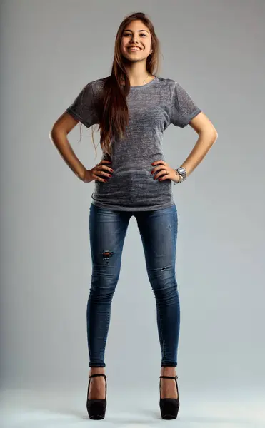 Jovem Mulher Fica Confiante Jeans Skinny Saltos Seu Sorriso Tão — Fotografia de Stock