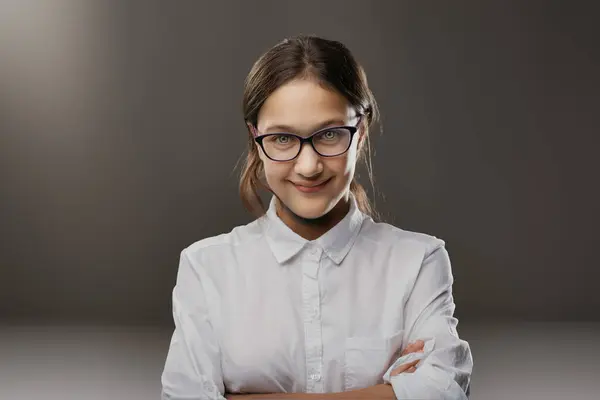 Junge Frau Verschmitztes Grinsen Und Gelehrte Brille Suggerieren Einen Spielerischen — Stockfoto