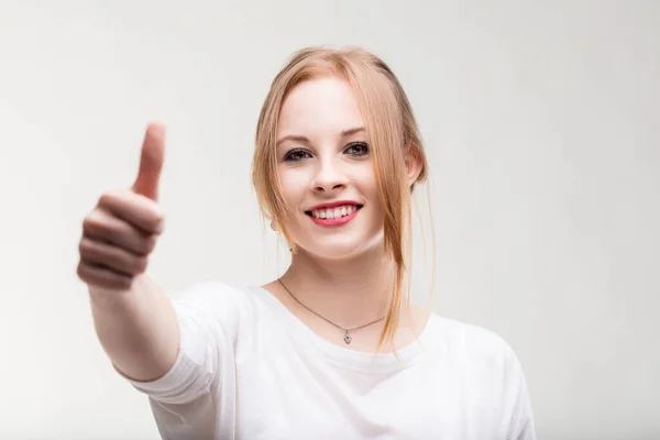 Sarı Saçlı Genç Kadın Başparmak Kaldırıyor Gülümseyerek Iyimserliğini Dile Getiriyor — Stok fotoğraf